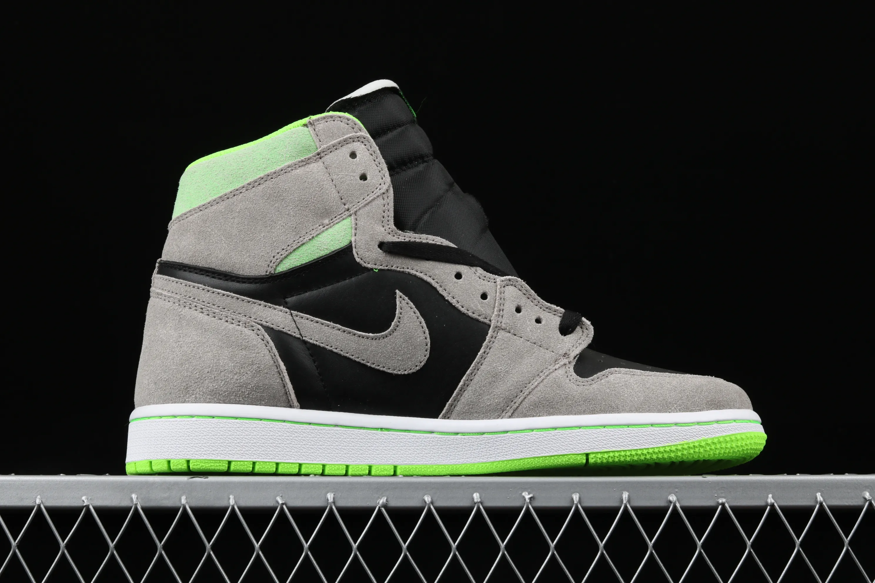 All Categories Air Jordan Jordan Series Basketball Shoes Air Jordan 1 High Air Jordan 1 Retro OG "Neutral Green" AJ1 SP19 Limited Joe 1 Versatile Cultural Basketball Shoes "Gray Black Fluorescent Green Luminous" 555088-070